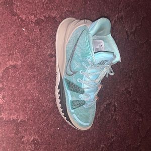 kyrie 7’s - size 9